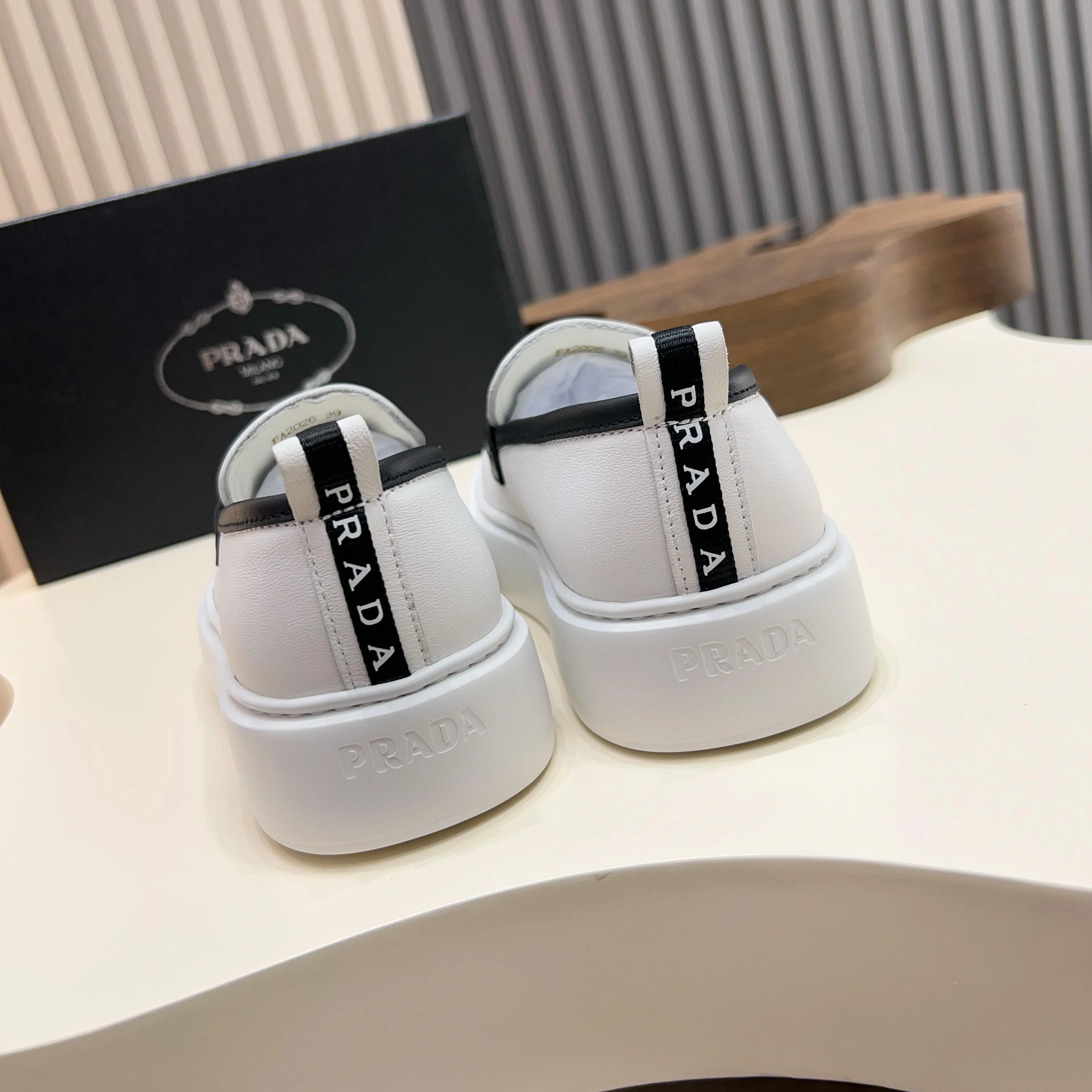💰740 Thick-soled trendy brand (Prada) mainly promotes popular models, avant-garde and versatile fashionable men's shoes, private version molding, cowhide splicing 1:1 replica... fashionable, simple, elegant, more eye-catching and more classy, ​​it will subvert the old idea, a must-have for fashionistas who want to spend time with you! Must keep it! Tall and comfortable outsole, high-end quality workmanship. @ Code number: 39-44 38 45 can be ordered. Multiple colors are available.
